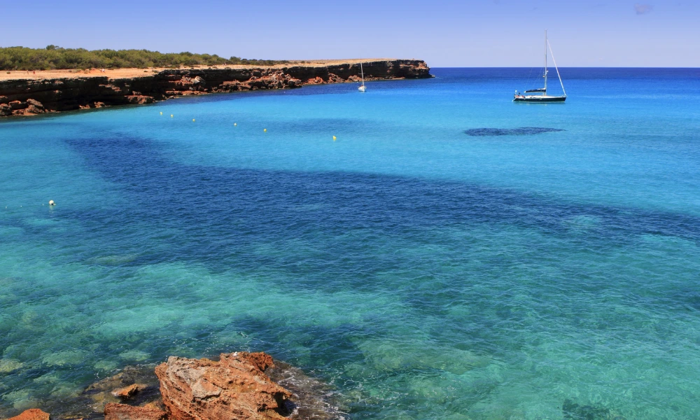 Día despejado en Cala Saona Vista despejada de Cala Saona en un día soleado