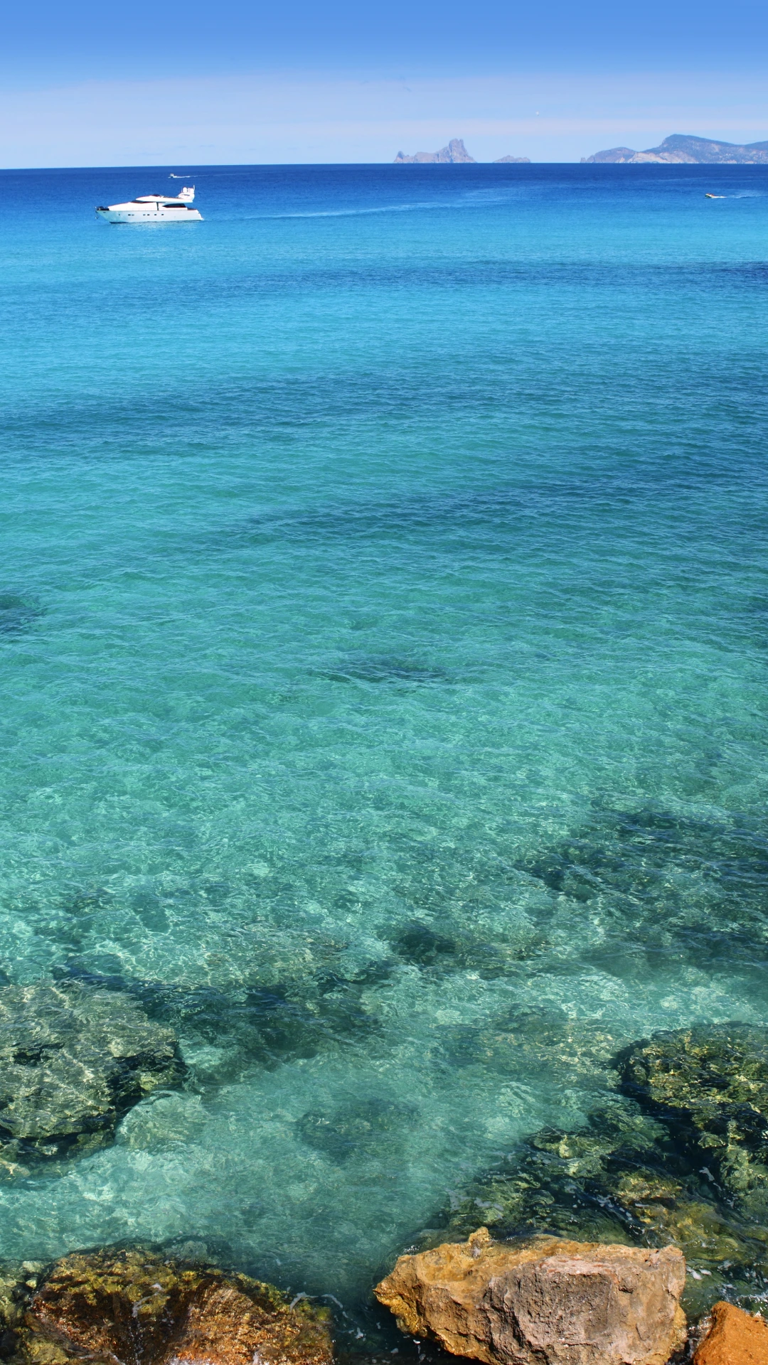 Cala Saona en calma Cala Saona con cielo azul y mar tranquilo