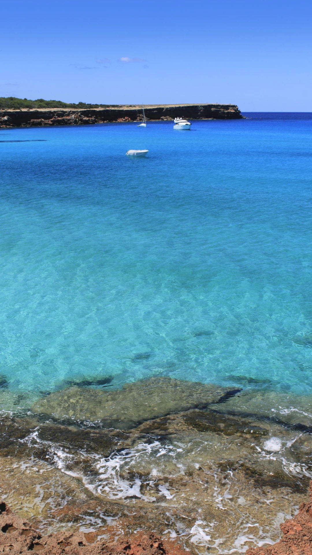 Brillo del sol en Cala Saona Reflejos del sol sobre el mar en Cala Saona