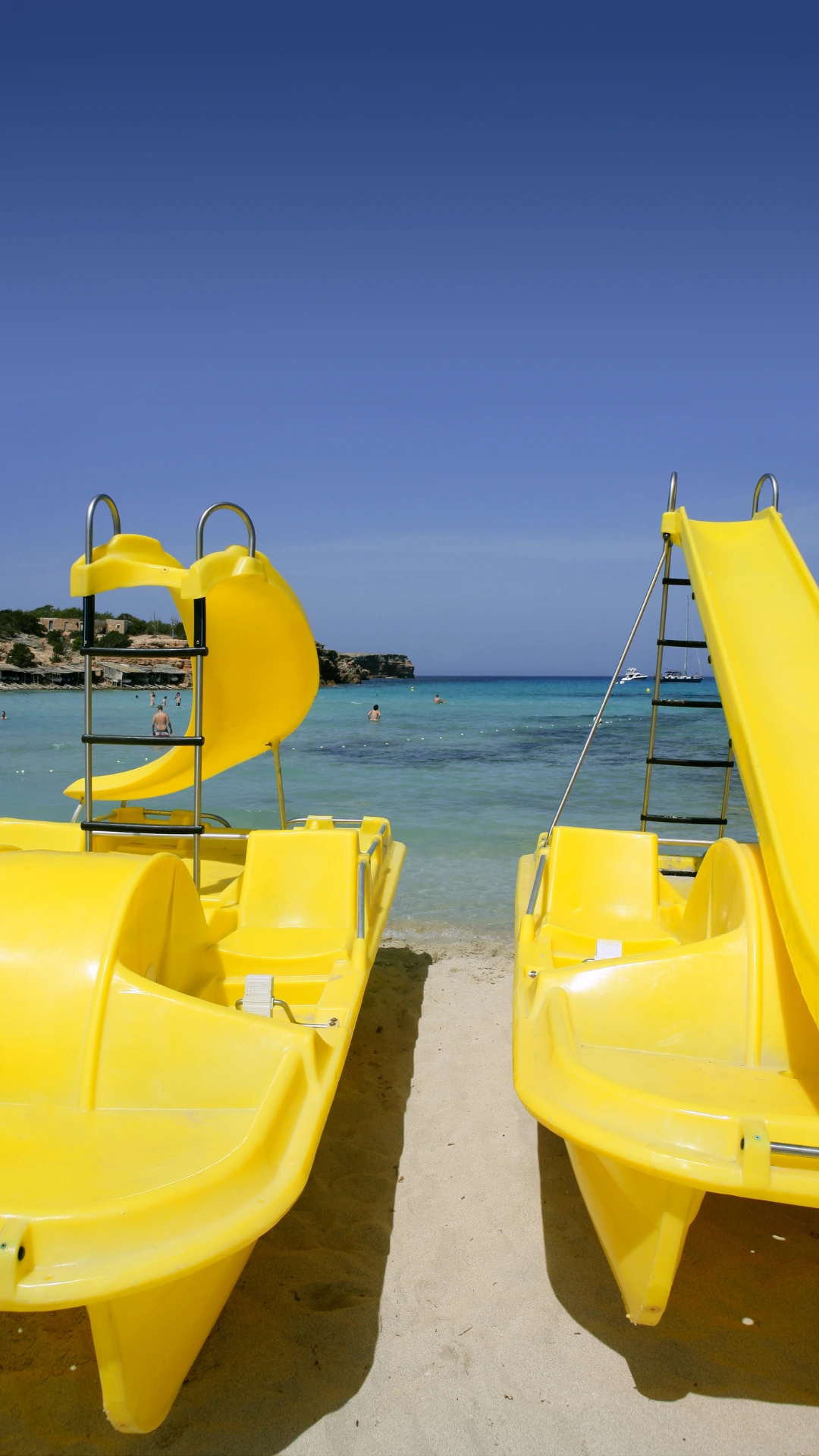 Niños en Cala Saona Niños jugando cerca del agua en Cala Saona