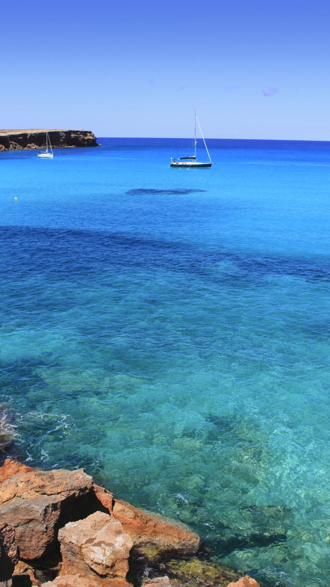 Sombrillas en Cala Saona Sombrillas sobre la arena en Cala Saona, Formentera