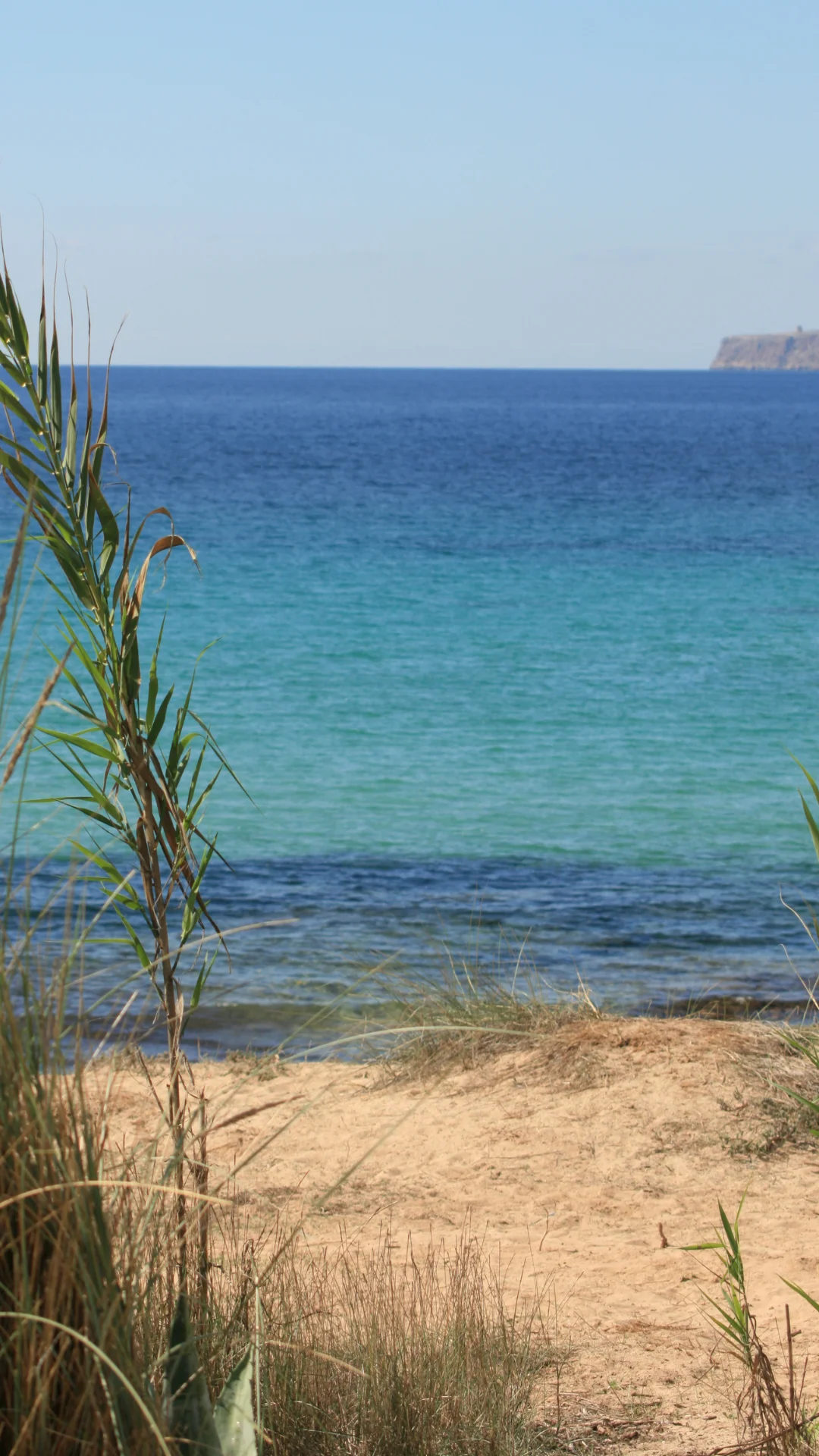 Tarde en Migjorn Sombras largas al final del día sobre la playa de Migjorn