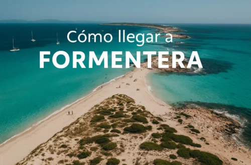 Vista aérea de la lengua de arena en Formentera que conecta la playa con el islote. Mar turquesa y bañistas caminando
