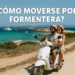 Pareja en moto recorriendo un camino de tierra con el mar de fondo en Formentera