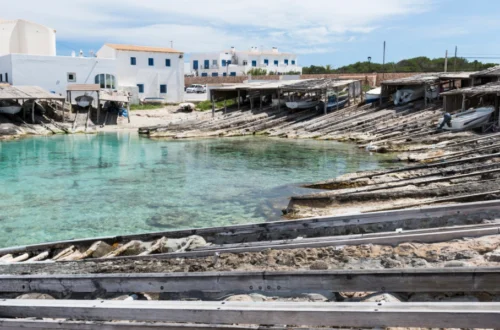 Rampas de madera tradicionales para varar barcas en Es Caló des Mort, Formentera.