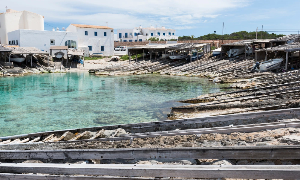 Rampas de madera tradicionales para varar barcas en Es Caló des Mort, Formentera.