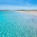 Playa de Llevant en Formentera, con agua turquesa cristalina y arena blanca bajo un cielo despejado